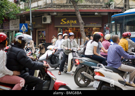 Menschen, die Reiten Roller/Mopeds in Vietnam in Hanoi Stockfoto