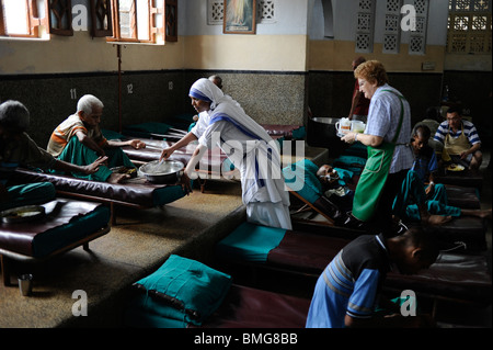 Indien Kolkata, Kali Ghat, Nirmal Hriday-reinen Herzen - hospiz Für sterbende bei Kali Tempel, gegründet von Mutter Teresa, Freiwillige aus Europa bei der Arbeit Stockfoto