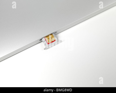 Apple iPad 3G Tablet micro SIM-Karte in einen Schlitz isoliert auf weißem Hintergrund Stockfoto