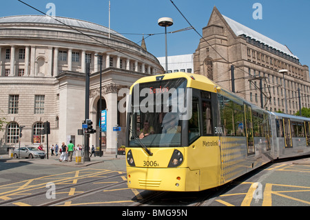 Metrolink Straßenbahn in St.-Peter Platzes, Mancheser, UK. Zentralbibliothek im Hintergrund. Stockfoto