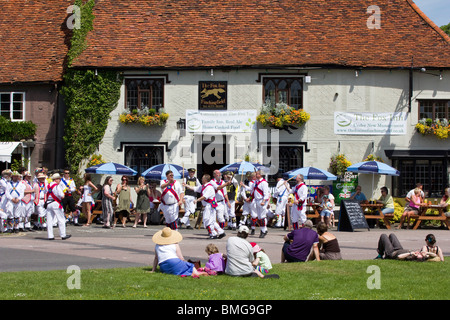 Moriskentänzer in Finchingfield Village Essex England Stockfoto