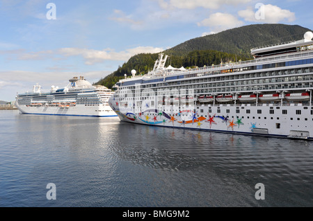 Kreuzfahrtschiff - Norwegian Star und Coral Princess Stockfoto