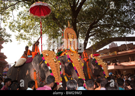 Indien, Kerala, Koorkancherry Sree Maheswaras Tempel, Thaipooya Mahotsavam Festival, drei geschmückten Tempel Elefanten Stockfoto