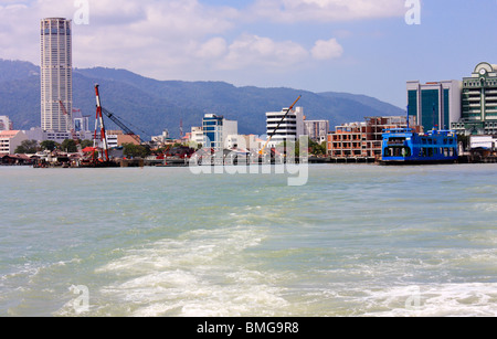 Fährhafen und Komtar Tower in Georgetown, Penang, Malaysia Stockfoto