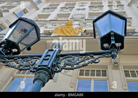 Gebäude mit Skulptur und Straße Licht, Praga-Prag-Tschechische Republik-Ost-Europa Stockfoto