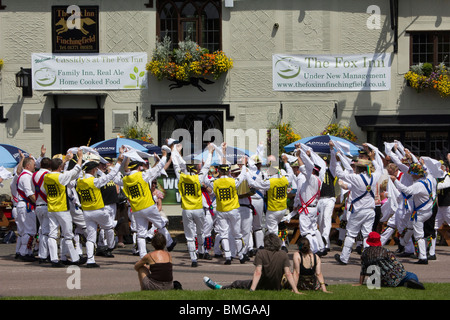 Moriskentänzer in Finchingfield Village Essex England Stockfoto