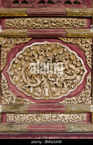 Aufwendige Türverkleidungen bedeckt mit Blattgold in Drachen und Wolke Muster, Halle des kaiserlichen Vorherrschaft, verbotene, Peking, China Stockfoto