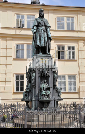 Statue von Karl IV. die Charta für Charles Universität auf Knights Square, Prag, Tschechische Republik Stockfoto