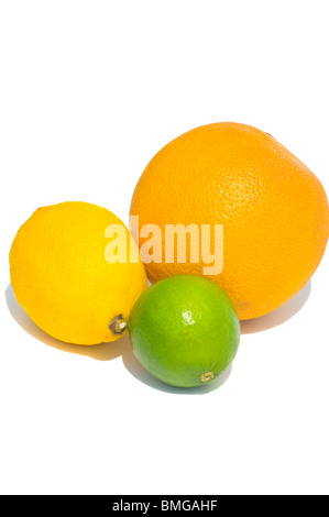 Eine Orange Zitrone und Limone vor einem weißen Hintergrund isoliert Stockfoto