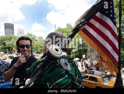 Dario Franchitti, Indianapolis 500 Sieger ist ein Rundgang auf einen Doppeldecker-Tour-Bus, Manhattan und Central Park in New York zu sehen Stockfoto