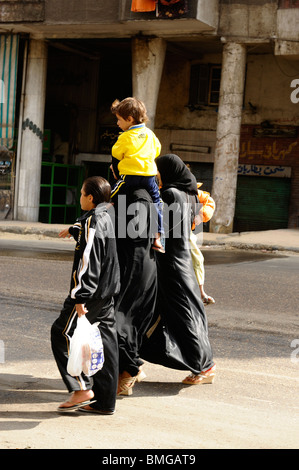 am frühen Morgen Shopper, Souk Goma (Freitagsmarkt), Wochenmarkt, südliche Friedhöfe, Khalifa Bezirk, Kairo Stockfoto