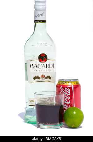 Flasche Bacardi White Rum A Glas und Dose Coca Cola und ein Kalk isoliert auf einem weißen Hintergrund Stockfoto