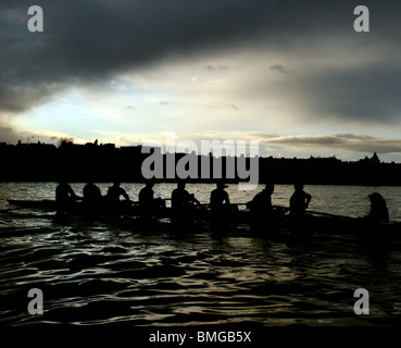 Ein Anfänger acht Crew von Vesta Rowing Club Praxis auf der Themse in der Nähe von Chiswick in London. Stockfoto