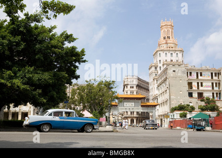 Amerikanische Oldtimer auf den Straßen von Havanna in Kuba. Stockfoto