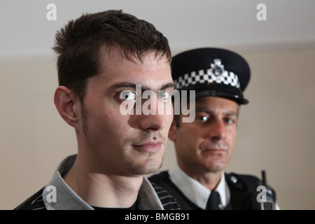 ein Porträt eines großstädtischen Polizisten mit einem polnischen Mann stand neben ihm sehr ernst Stockfoto