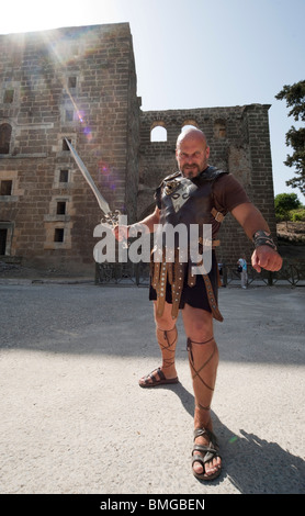 Türkei Antalya - das römische Theater von Aspendos - Schauspieler spielt ein römischer Legionär Soldat mit Schwert für touristische Fotos Stockfoto