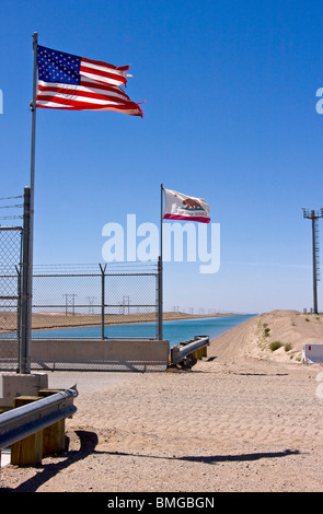 Die All-American Canal führt Kolorado Flußwasser von oben Yuma, Arizona, zu Imperial Valley, Kalifornien. Stockfoto