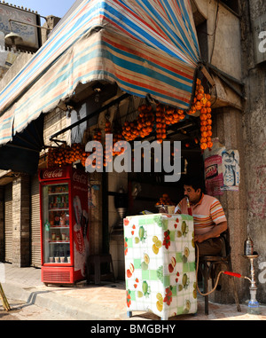 Fruchtsaft, Kreditor Rauchen Sheesha, Souk Goma (Freitagsmarkt), Wochenmarkt, südliche Friedhöfe, Khalifa Bezirk, Kairo Stockfoto