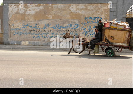 Zabbaleen sammeln Müll am Souk Goma (Freitagsmarkt), Straße, südlichen Friedhöfe, Khalifa Marktviertel, Kairo Stockfoto