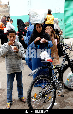 kleiner Junge trinken Zuckerrohrsaft, Souk Goma (Freitagsmarkt), Wochenmarkt, südliche Friedhöfe, Khalifa Bezirk, Kairo Stockfoto