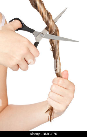 Schneiden von langen blonden Haaren auf weißen Hintergrund isoliert Stockfoto