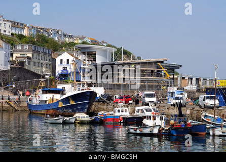 ein Trawler und kleine Fischerboote im Hafen von Brixham, Devon, uk Stockfoto