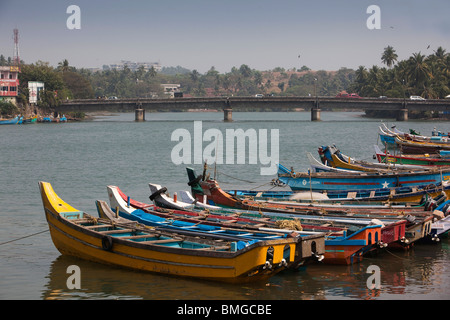 Indien, Kerala, Mahe (Pondicherry) Unionsterritorium, Hafen, bunte Smøla Boote vertäut am neuen Kai bei Grenzbrücke Stockfoto