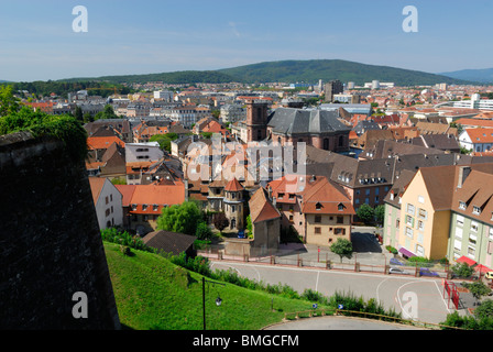 Altstadt, Zitadelle Wand Befestigungen angesehen. Belfort Stadt Belfort Gebiet, Region Franche Comte, Frankreich Stockfoto