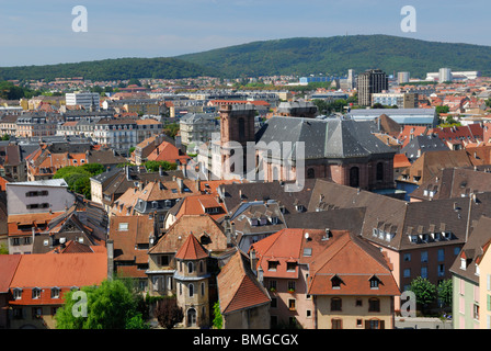 Überblick über die Altstadt und Kathedrale von Sankt Christoph, von Zitadelle betrachtet. Belfort Stadt Belfort Territorium, Franche-Comte, Frankreich Stockfoto