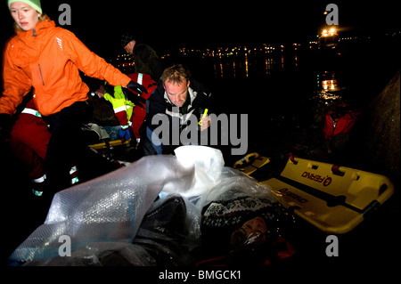 Von einer Rettung Bohrmaschine außerhalb Stavern, Norwegen. Ein Boot mit 6 Passagieren hat Land in hoher Geschwindigkeit getroffen. Stockfoto