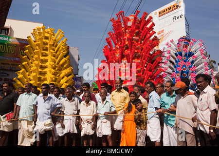 Indien, Kerala, Koorkancherry Sree Maheswaras Tempel, Thaipooya Mahotsavam Festival, drängen sich gerade Kavadiyattom rituellen Tanz Stockfoto