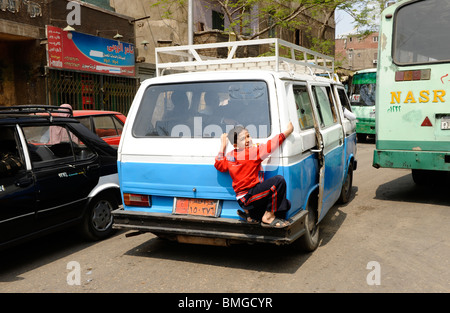 verrückte junge Anhalter eine freie Fahrt im Souk Goma (Freitagsmarkt), Straße, südlichen Friedhöfe, Khalifa Marktviertel, Kairo Stockfoto