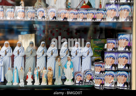 Indien Kalkutta Kalkutta, die Götzen und Bilder von Mutter Teresa im Souvenir Shop in der Nähe von Mutter Teresa Haus Stockfoto