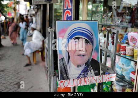 Indien Kolkata Kalkutta, Idole von Mutter Teresa am Souvenir shop in der Nähe von Mutter ´s Teresa Haus Stockfoto