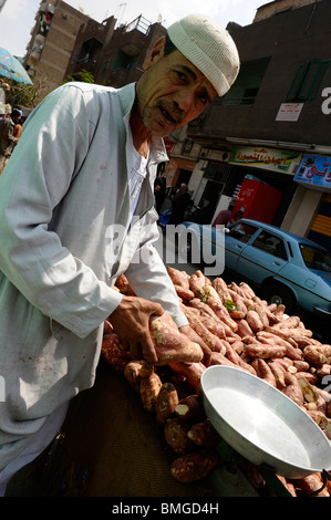 Barbecue Süßkartoffel zum Verkauf im Souk Goma (Freitagsmarkt), Straße, südlichen Friedhöfe, Khalifa Marktviertel, Kairo Stockfoto