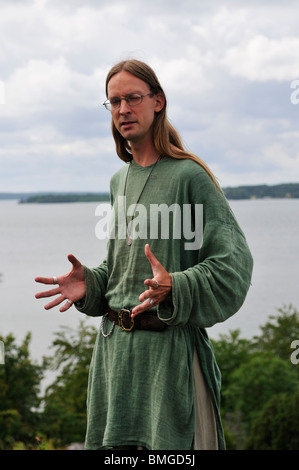 Mann in Wikinger Kostüm in der Viking Stadt Birka auf Bjoerkoe Insel, UNESCO-Welterbe, Schweden Stockfoto