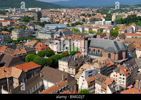 Überblick über die Altstadt mit der Kathedrale Saint-Christophe von Zitadelle betrachtet. Belfort. Franche-Comte. Frankreich Stockfoto