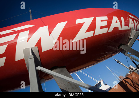 Detail des Rumpfes und Propeller, Anwärter für die America Cup Regatta, Auckland, Neuseeland Stockfoto