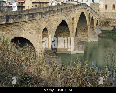 Romanische Brücke von Puente La Reina über Fluss Arga. Navarra. Spanien. JAKOBSWEG. Stockfoto