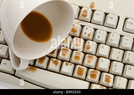 Kaffee und beschädigte Computertastatur hautnah Stockfoto