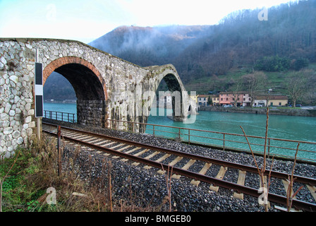 Detail der Teufelsbrücke, ein Wahrzeichen in der Landschaft von Lucca, Italien Stockfoto