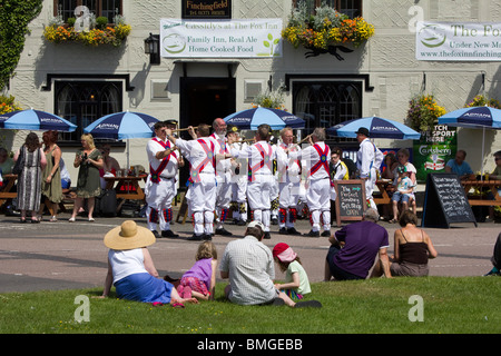 Moriskentänzer in Finchingfield Village Essex England Stockfoto