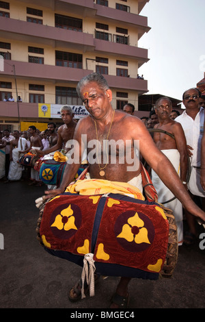 Indien, Kerala, Koorkancherry Sree Maheswaras Tempel, Thaipooya Mahotsavam Festival, Schlagzeuger Stockfoto