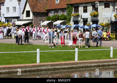 Moriskentänzer in Finchingfield Village Essex England Stockfoto