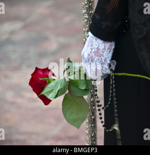 Semana Santa Festival Velez Malaga Spanien schwarze Madonna in hand geschnürt Handschuh mit Rose und Rosenkranz Stockfoto