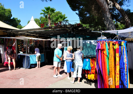 Bunte Stände, der Hippiemarkt Punta Arabi, Es Cana, Ibiza, Balearen, Spanien Stockfoto