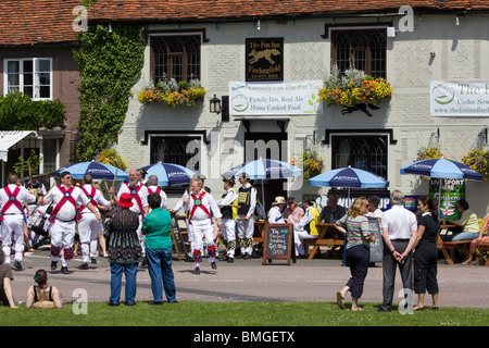 Moriskentänzer in Finchingfield Village Essex England Stockfoto