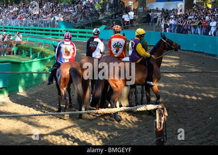 Reiter zu Beginn zwischen den Seilen (Canapi), Palio di Ferrara, Italien Stockfoto