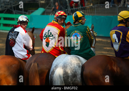 Reiter zu Beginn des Rennens warten Mossa, Palio di Ferrara, Italien Stockfoto