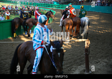 Reiter zu Beginn des Rennens (Mossa), Palio di Ferrara, Italien Stockfoto